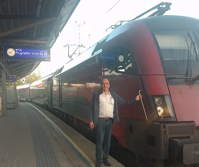 NEOS Gemeinderat Paul Haschka fordert einen Railjet-Halt in Schwechat, eine Verbindung zum Hauptbahnhof und mehr Busse zur U3. | Foto: NEOS Schwechat