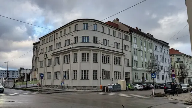 Der markante Eckbau wurde bereits saniert und bleibt erhalten. | Foto: Reischl