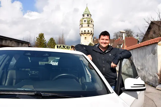 Taxi-Unternehmer Florian Heel vor dem Münzerturm in Hall. | Foto: Heel