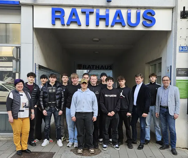 Bürgermeister und Vizebürgermeister begrüßen die Rekruten aus Oberpullendorf und würdigen damit einen wichtigen Schritt in ihrem Leben. | Foto: Gemeinde Oberpullendorf