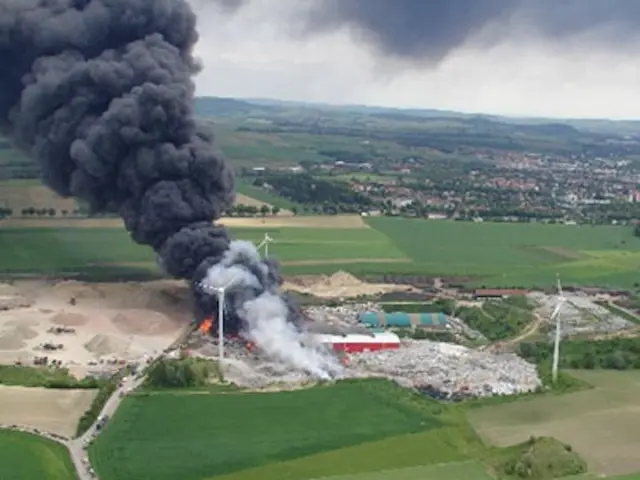 Der Deponie-Brand beschäftigte 2006 Stockerau. | Foto: Wolfgang Gockert