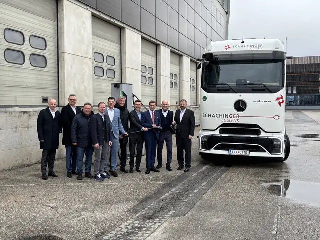 Landesrat Markus Achleitner, Vertreter von Schachinger Logistik und Powerlink H2 an einer Ladestation neben einem E-Lkw. | Foto: MeinBezirk Linz-Land