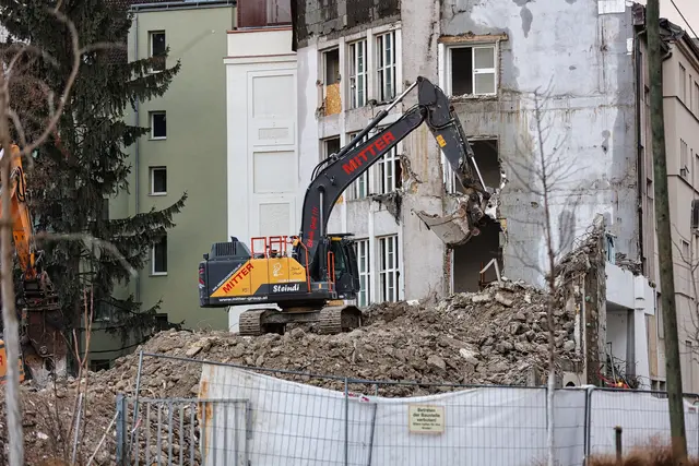 Volle Kraft voraus: Die Bagger bahnen sich ihren Weg durch die einstigen Räume der Kunstuniversität Linz. | Foto: Reischl