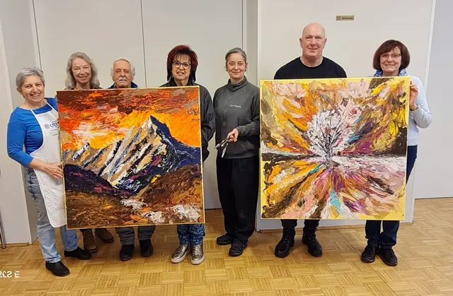 Monika Hubmann (rechts) präsentiert mit der Künstlerin und Malerkollegen die Gemälde der Senioren.  | Foto: privat