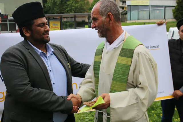 Ihren missionarischen Auftrag versteht die muslimische Gemeinde nicht darin, die Menschen zu ihrem Glauben zu bekehren, sondern in erster Linie die Herzen der Menschen zu gewinnen. Mit ihrem ehrenamtlichen Engagement in Innsbruck ist man damit bereits auf einem guten Weg. | Foto: AMJ