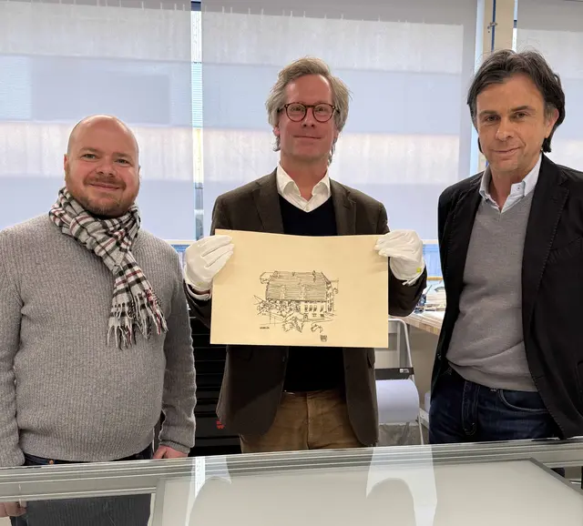 vlnr: Markus Debertol, Geschäftsführer des Vereins Tiroler Landesmuseum Ferdinandeum, Ralf Bormann, Leiter der Grafischen Sammlung der Tiroler Landesmuseen, und Lukas Madersbacher, Kunsthistoriker der Universität Innsbruck und stv. Obmann des Vereins Tiroler Landesmuseum Ferdinandeum, im Sammlungs- und Forschungszentrum (SFZ) mit der neu angekauften Schiele-Zeichnung vom Innsbrucker "Leuthaus". | Foto: © TLM/Fritz