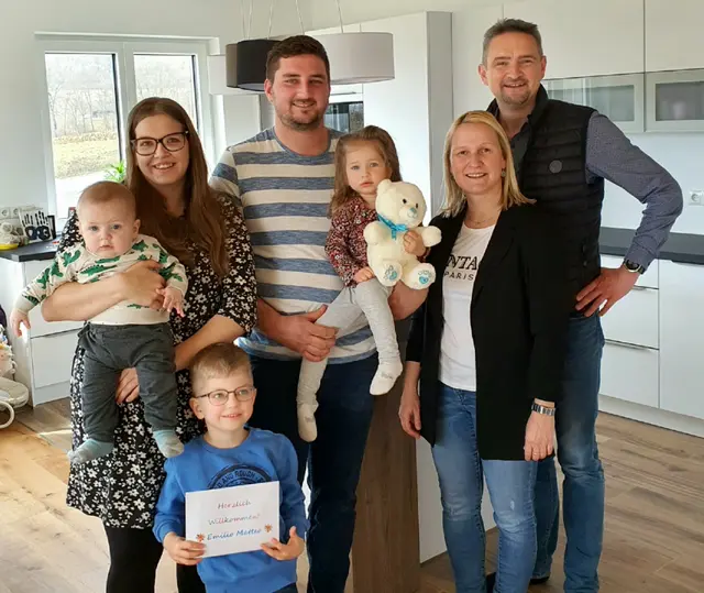 Bürgermeister Martin Weber und Sozialausschuss-Obfrau GR Annemarie  Schmerböck besuchen mit einem „Babypaket“ die zugezogene und größer gewordene  Familie Carina und Christian Laubreuter.  | Foto: Marktgemeinde Tieschen