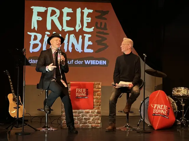 Bei der Programmpräsentation der nächsten Wochen rief der neue Direktor der Freien Bühne mehrmals zu Spenden auf. Mit dem bisher bekommenen Geld könne man den Betrieb lediglich eines Monats finanzieren. | Foto: Nathanael Peterlini/MeinBezirk