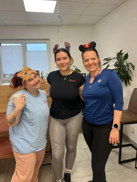 v.l.n.r. Nadine Pinter (KinderYoga Trainerin), Elena Graupner (Staatlich geprüfter Fitsport Instruktor), Michaela Graupner (Head Coach)