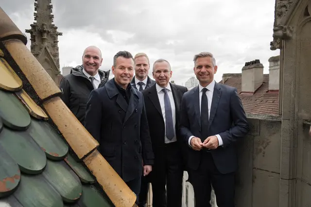 Wirtschaftsminister Wolfgang Hattmannsdorfer (ÖVP, rechts) mit Vertretern aus der Baubranche am Stephansdom-Südturm. | Foto: Sade Jerabek/MeinBezirk