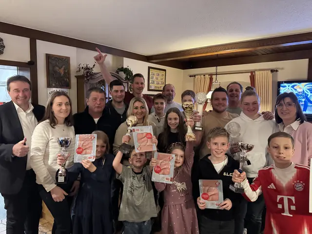 Stehend hinten von links: Sebastian Barth, Martin Schürz, Manfred Leitner, Lukas Anzinger und Thomas Sigl. Stehend Mitte von links: Bürgeremister Wilfried Kellermann, Sabine Anzinger, Peter Zoidl, Sandra Berger, Timo Leitner, Sophie Anzinger, Johannes Wöss, Sandra Wöss, Sabine Sigl. Vorne von links: Maya Berger, Luca Berger, Lina Felhofer, Timo Leitner und Paul Schürz.  | Foto: Magdalena Sigl