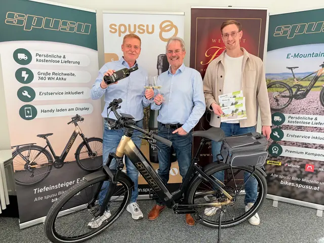 Spusu-Eigentümer und Mastermind Franz Pichler mit LTP Karl Wilfing und Verkaufschef E-Bikes Patrick Bauer. | Foto: Schultes