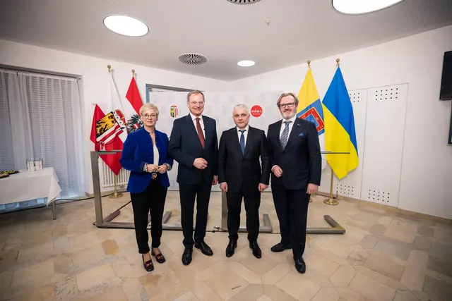 Von links: WKOÖ-Präsidentin Doris Hummer, LH Thomas Stelzer, Gouverneur Oleg Kiper, IVOÖ-Präsident Thomas Bründl.  | Foto: Land OÖ/Mayrhofer