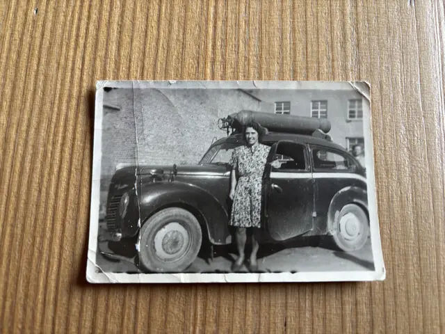 Im August 1944 mussten Taxis wegen Benzinmangels vorübergehend mit Gasflaschen fahren. Auf dem Bild: Großmutter Emma. | Foto: Heel