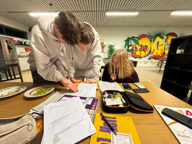 Besucher aus dem Jugendzentrum Feldkirchen beim Lernen und Hausübung machen. | Foto: JCUV