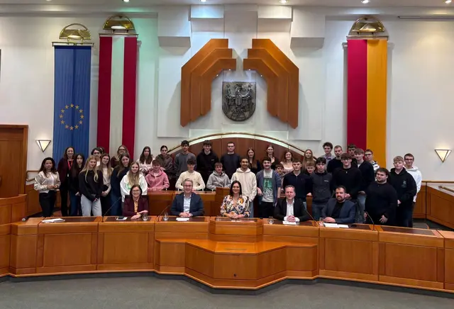 Gruppenbild Landtagspräsidentin Astrid Eisenkopf mit den Abgeordneten. | Foto: Büro Landtagspräsidentin