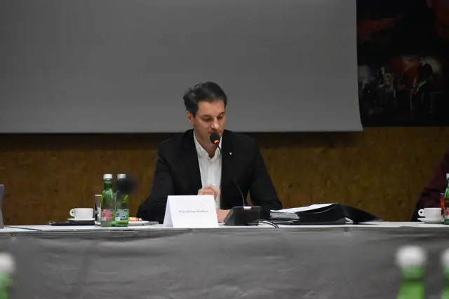 "Der Eigentümer hat öffentlich zugesichert, dass die Halle weitergeführt wird. Entweder mit einem neuen Betreiber, wozu bereits Gespräche laufen, oder durch einen Weiterbetrieb in Eigenregie", so Bürgermeister Michael Riedhart.  | Foto: Barbara Fluckinger