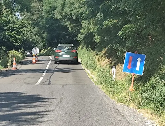 Ein Teil der Straße ist derzeit nur einspurig befahrbar. | Foto: MeinBezirk