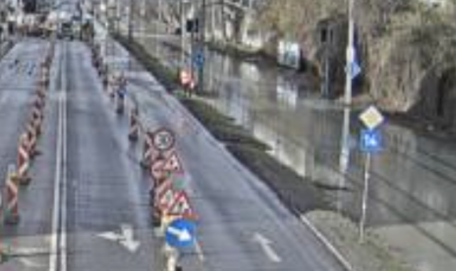 Auf dem Webcam-Foto zu erkennen: Die Schienen der ÖBB (im Bild rechts) wurden auch überschwemmt. | Foto: Screenshot Stadt Wien