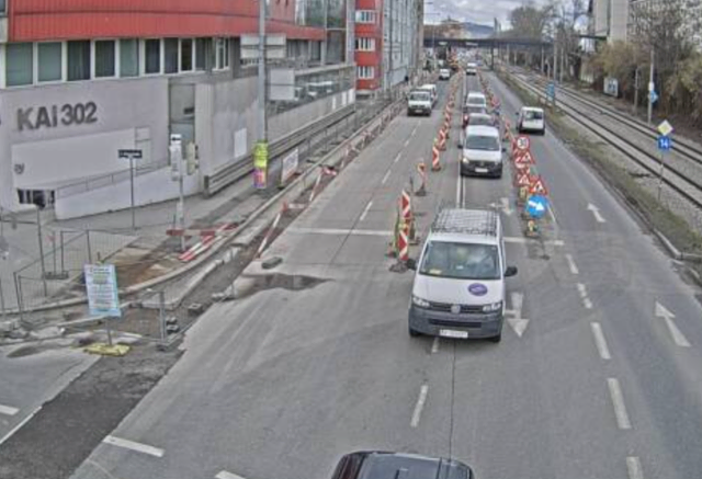Webcam-Aufnahme vom Dienstagvormittag: Mittlerweile ist der Verkehr wieder am Handelskai unterwegs. | Foto: Screenshot Stadt Wien