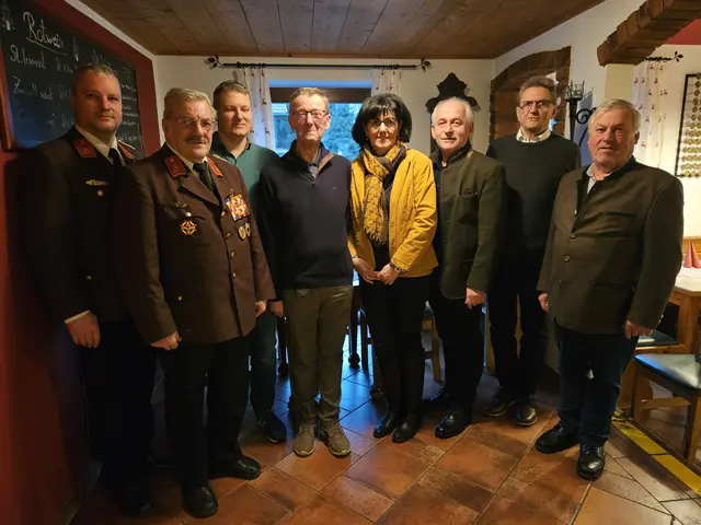Franz Weiermann (4.v.l.) feierte unlängst seinen 75. Geburtstag.  | Foto: Gemeinde Kirchdorf