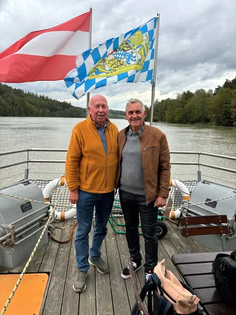 Gemeinsam an Bord: Schärdings Bürgermeister Günter Streicher und Lokalfotograf Franz Gruber. | Foto: Gruber