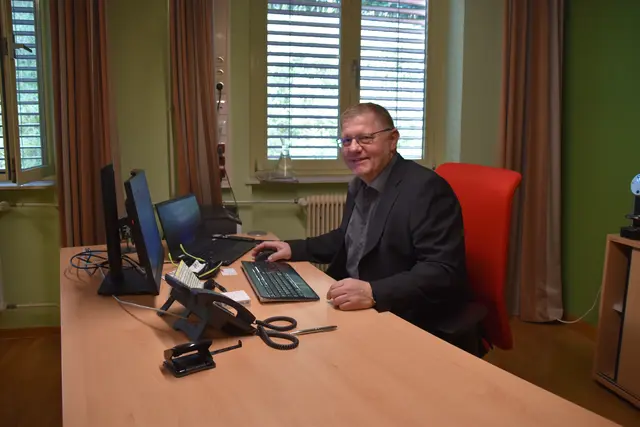 Der Geschäftsstellenleiter des AMS Scheibbs, Peter Müllner, liefert uns Daten, Zahlen und Fakten über den Arbeitsmarkt in der Region. | Foto: Roland Mayr/MeinBezirk Scheibbs