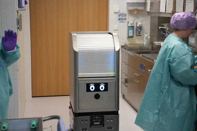 Der autonome Transportroboter „Rolliver“ unterstützt seit Anfang Februar den Klinikalltag am Department für Zahn-, Mund- und Kieferheilkunde der tirol kliniken. Mit moderner Sensorik übernimmt er den selbstständigen Instrumententransport und entlastet das Fachpersonal bei logistischen Abläufen. | Foto: Thomas Geineder