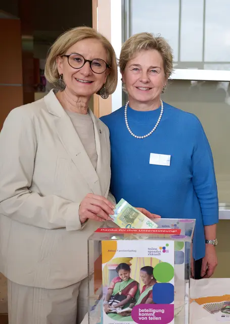 Landeshauptfrau Johanna Mikl-Leitner and recipe provider Anna Rosenberger, former chairwoman of the Catholic Women's Movement (kfb) of the Diocese of St. Pölten, at the donation box. | Foto: NLK Pfeiffer