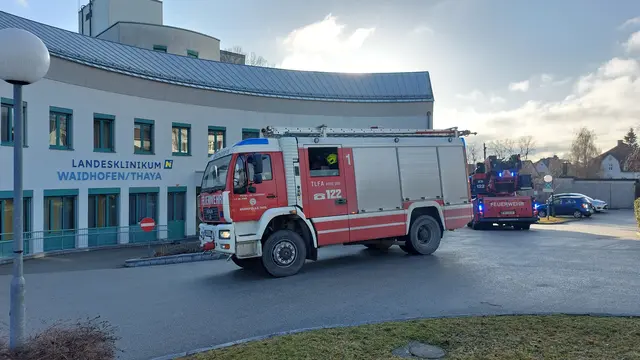 Feuerwehrkräfte vor dem Landesklinikum | Foto: FF Waidhofen/Thaya