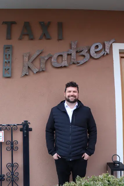 Taxi-Unternehmer Florian Heel freut sich über 90 Jahre Taxigeschichte und blickt mit großen Plänen in die Zukunft. | Foto: Kendlbacher