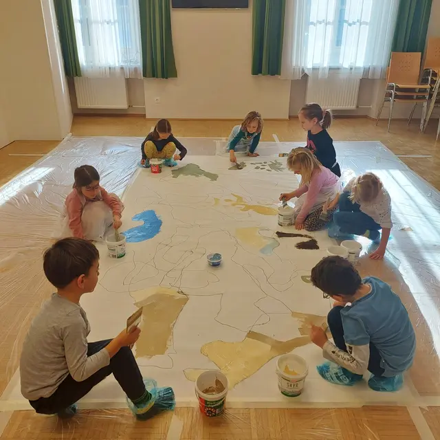 Marlene Glawogger, Alessandro Ressmann, Manuel Maier, Julia Spary, Jakob Lang, Lille Adam, Luisa Hirndler und Marlene Schalk malten das Bild für den Aufgang zum Trauungssaal. | Foto: privat