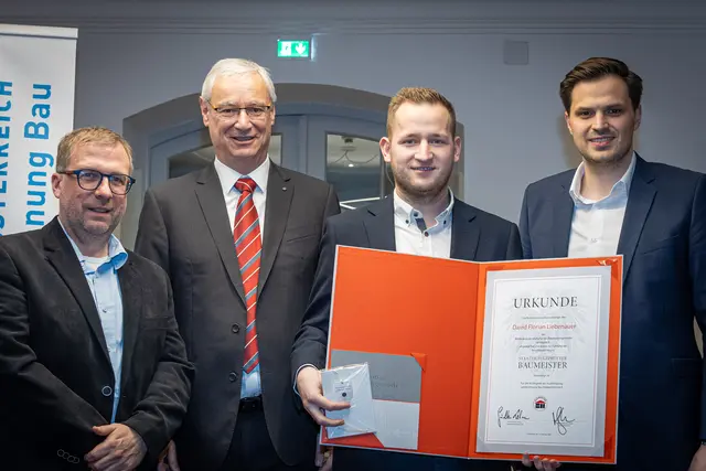 Stefan Schraml (Amt der NÖ Landesregierung), Landesinnungsmeister Günther Lehner, Jungbaumeister Fabian Lintner, Bundesrat Sebastian Stark | Foto: Paul Plutsch