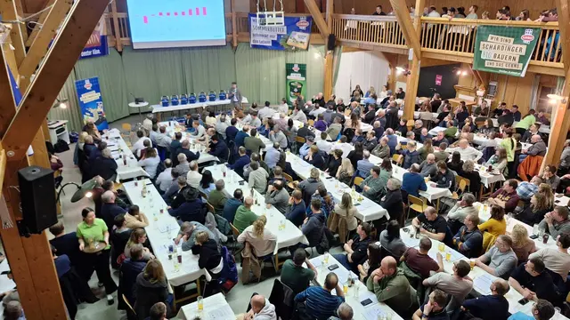 Volles Haus in der Bauernmarkthalle in Ried bei der Lieferantenversammlung der Schärdinger Landmolkerei Berglandmilch am 10. Februar 2026.  | Foto: Schärdinger Landmolkerei