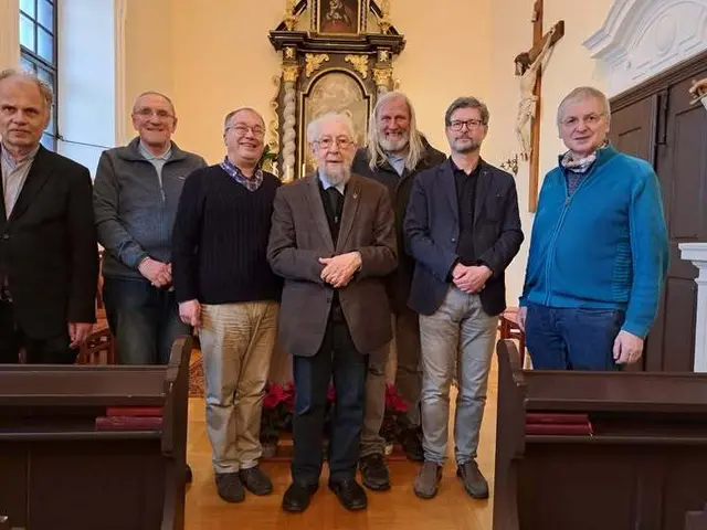 Kloster Hainstetten: Pfarrer Franz Kaiser inmitten seiner ehemaligen Kapläne Friedrich Mikesch, Herbert Schlosser, Hans Lagler, Hans Wurzer, Thomas Pichler und Hans Ströbitzer | Foto: privat