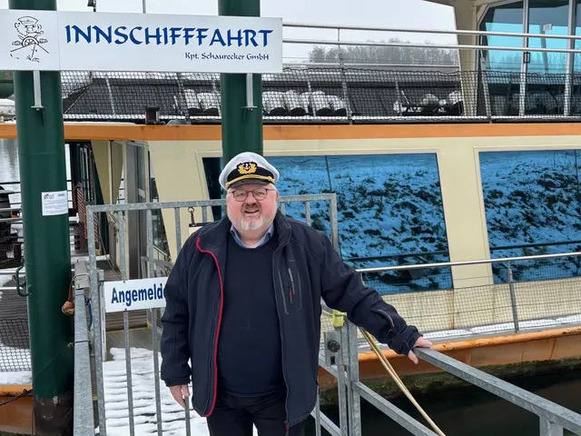 Manfred Schaurecker ist ein Kapitän, wie man sich ihn vostellt: „Bärtig und mit weißer Kapitänsmütze“. | Foto: Gruber