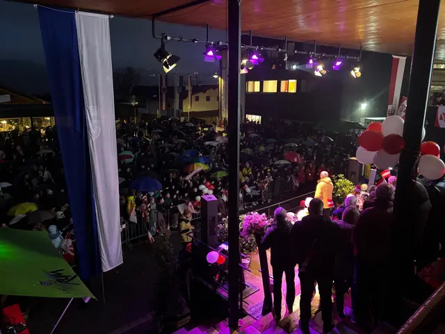 Voller Rathausplatz: Der Regen machte den zahlreichen Fans nichts aus.  | Foto: Kendlbacher