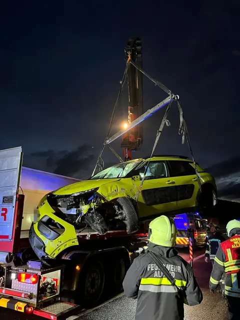 Die Freiwillige Feuerwehr Alland barg das Auto. | Foto: FF Alland