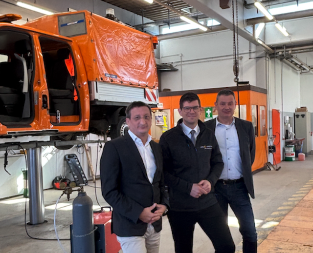 Volker Bidmon, Martin Gruber und Thomas Unterüberbacher informierten in der St. Veiter Straßenmeisterei über die geplanten Projekte 2026. | Foto: MeinBezirk