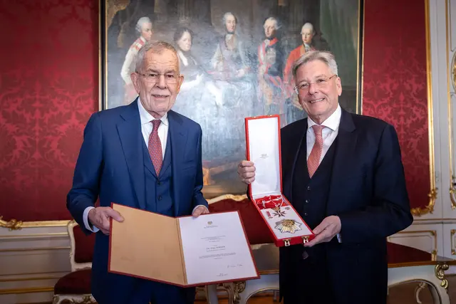 Bundespräsident Van der Bellen verleiht LH Peter Kaiser das Große Goldene Ehrenzeichen am Bande für Verdienste um die Republik Österreich. | Foto: Peter Lechner, Heeresbild und Filmstelle