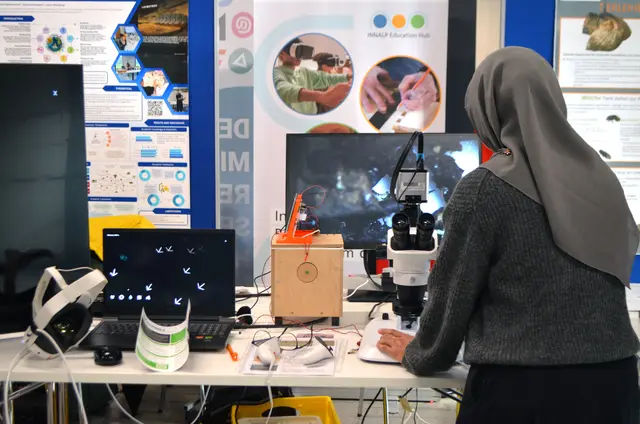 Ein beeindruckendes Aufgebot an Arbeitsmaterialien gibt es im FutureLab. | Foto: klasseforschung/Reitsamer