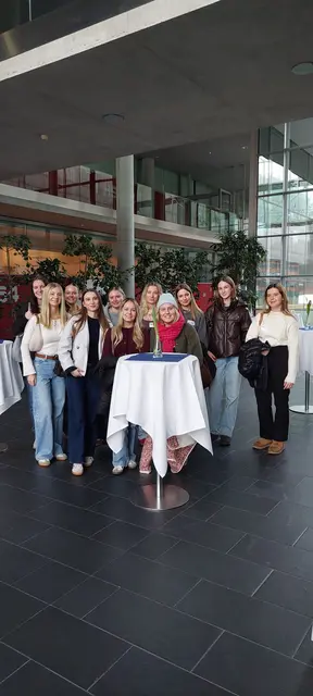 Die Schülerinnen des Elisabethinums erfuhren an der Fachhochschule Salzburg viel Wissenswertes. | Foto: Elisabethinum