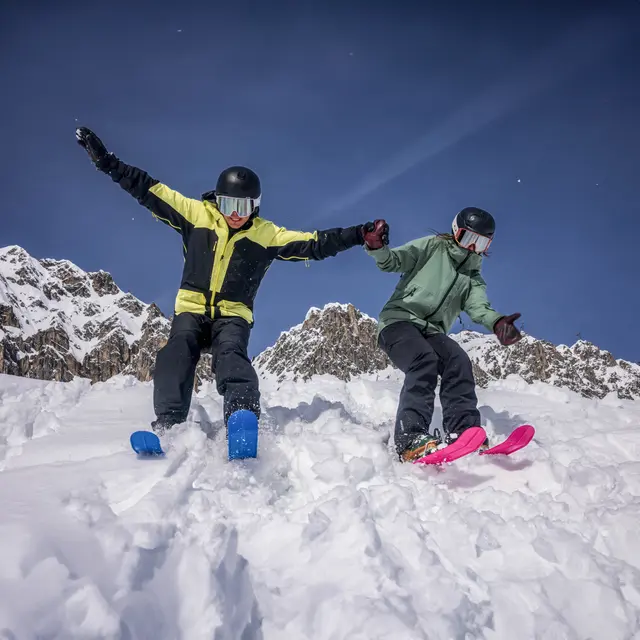 Die Figl-Saison wurde vorgezogen: Ab Samstag, 28. Februar 2026, dürfen Figl mit auf die Nordkette genommen werden. | Foto: Innsbrucker Nordkettenbahnen, Artfabrik, F. Lechner