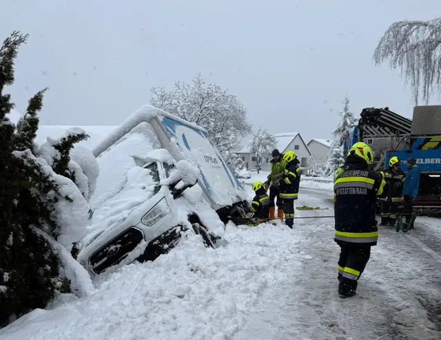 Kürzlich hatte die Wehr alle Hände voll zu tun, als die Schneemassen unter anderem zu Unfällen führten.  | Foto: FF Hofstätten