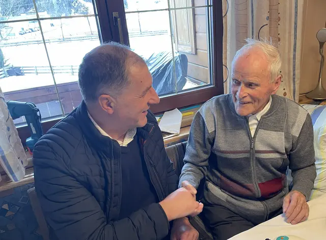 Bürgermeister Raimund Steiner gratuliert Josef Trager zum 100. Geburtstag. 