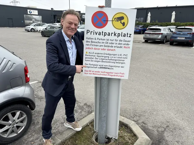 Mehrere Schilder direkt bei der Einfahrt zum OX, Luis und zur Bikefactory weisen auf den Privatparkplatz hin. Mit am Foto: Thomas Altendorfer, Betreiber OX St. Pölten. | Foto: Tanja Handlfinger