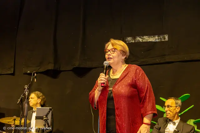 Bürgermeisterin Karin Baier betonte die Bedeutung solcher Veranstaltungen für die Schulgemeinschaft und die Stadt Schwechat und dankte allen Engagierten. | Foto: cine-motion.at / R. Ivanek