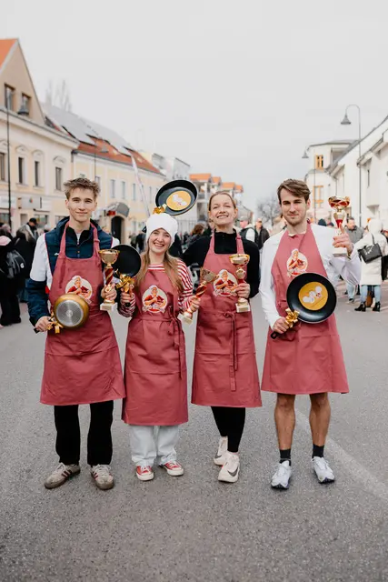 Die Palatschinkenfreunde Himbergs und "finisfeinstes" luden zum ersten Palatschinken-Schupf-Wettbewerb. | Foto: Alexander Zillbauer