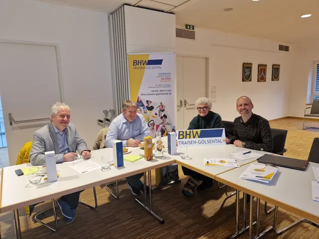 Finanzreferent und Leiter der VHS Lilienfeld Josef Heindl, Vizebürgermeister von Hainfeld Thomas Farnberger als neuer Obmann-Stellvertreter, Rechnungsprüferin und Bürgermeisterin von Annaberg Claudia Kubelka und Obmann Roland Beck. | Foto: BHW Traisen-Gölsental