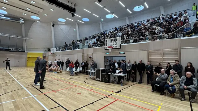 Die Tribüne war bestens besetzt. | Foto: Andreas Pölzl/MeinBezirk